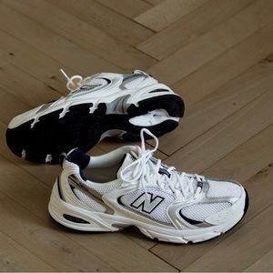I bought this trending sneakers with wrong size. Never wear that